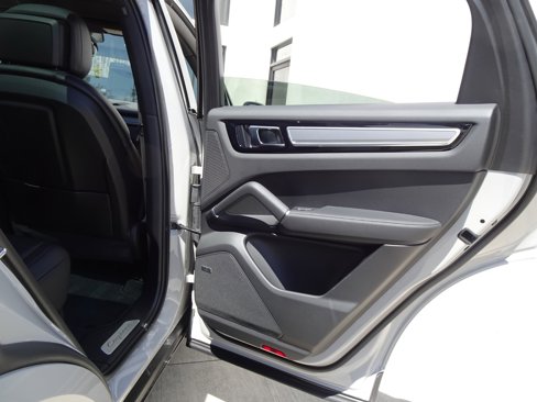 Used 2023 Porsche Cayenne Platinum Edition image 21
