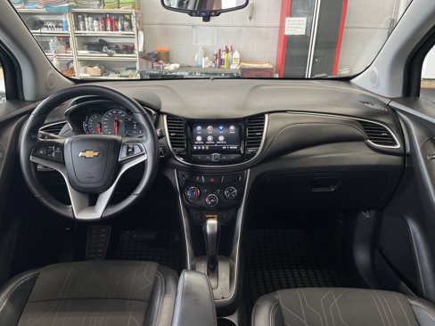 Used 2022 Chevrolet Trax LT w/ LT Convenience Package image 17