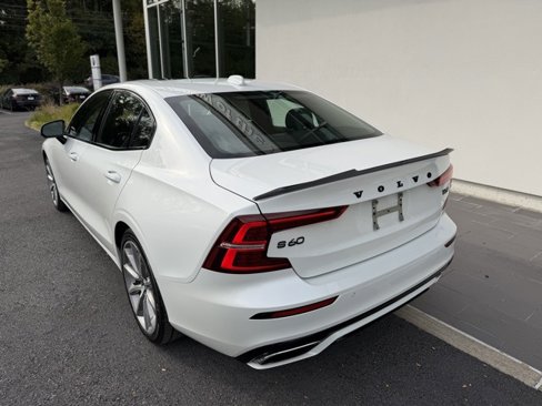 Used 2021 Volvo S60 T5 Momentum w/ Premium Package image 9