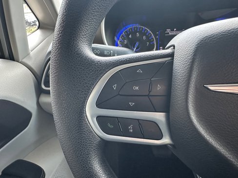 Used 2020 Chrysler Voyager LX image 22