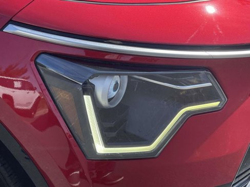 Certified 2023 Kia Niro EX Touring image 9