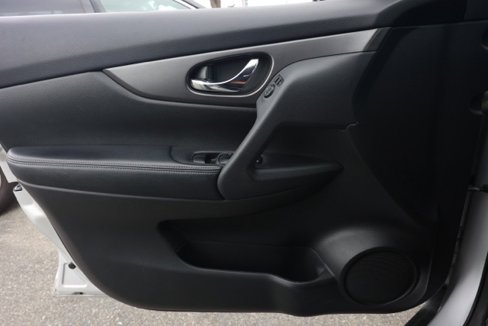 Used 2015 Nissan Rogue SV w/ SV Moonroof Package image 23