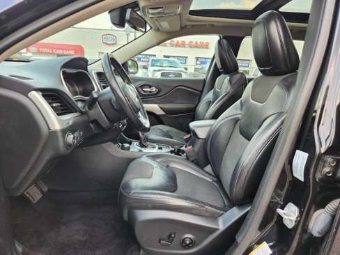 Used 2018 Jeep Cherokee Latitude Plus w/ Comfort/Convenience Group image 12