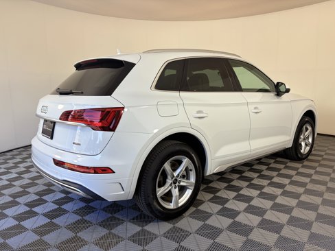 Used 2024 Audi Q5 2.0T Premium w/ Convenience Package image 3