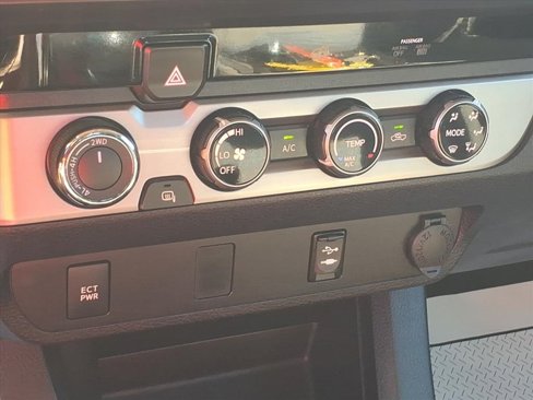 Used 2016 Toyota Tacoma SR image 18