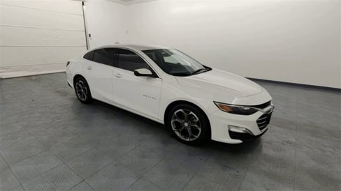Used 2020 Chevrolet Malibu LT w/ Leather Package image 2