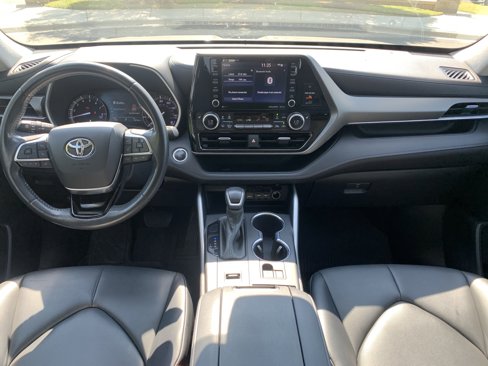 Used 2020 Toyota Highlander XLE image 18