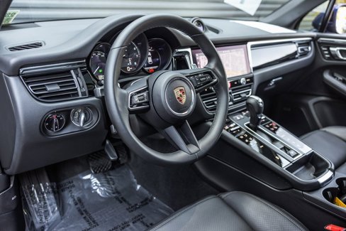 Certified 2025 Porsche Macan image 4