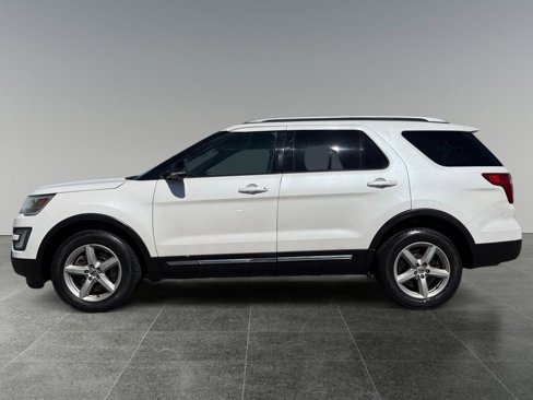 Used 2016 Ford Explorer XLT w/ Equipment Group 202A image 2