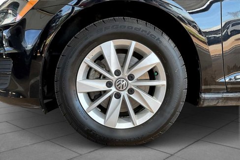 Used 2017 Volkswagen Golf S image 11