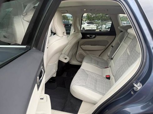 Used 2022 Volvo XC60 B5 Momentum image 18