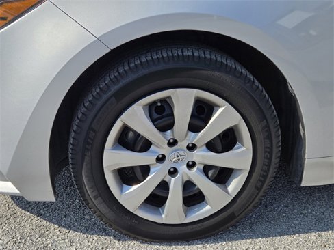 Used 2021 Toyota Corolla LE image 3
