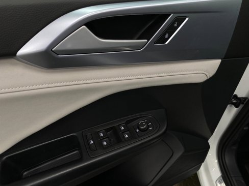 New 2025 Volkswagen Taos SE image 29