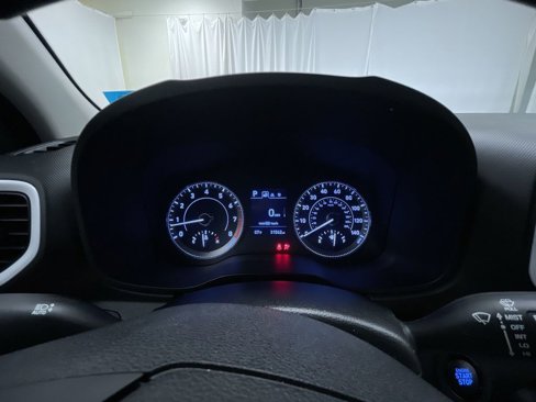 Used 2022 Hyundai Venue Limited image 9