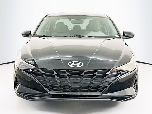 Used 2021 Hyundai Elantra SE image 2