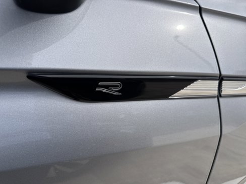 Used 2022 Volkswagen Tiguan SE R-Line image 4