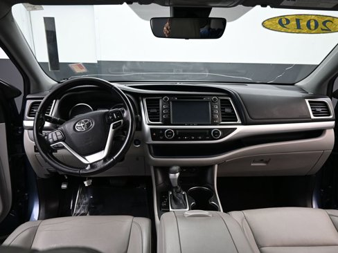 Used 2019 Toyota Highlander SE image 9