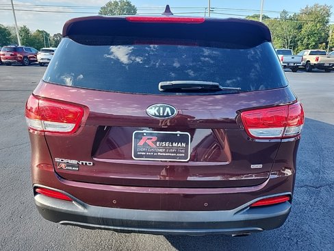 Used 2017 Kia Sorento LX w/ LX Convenience Package image 4