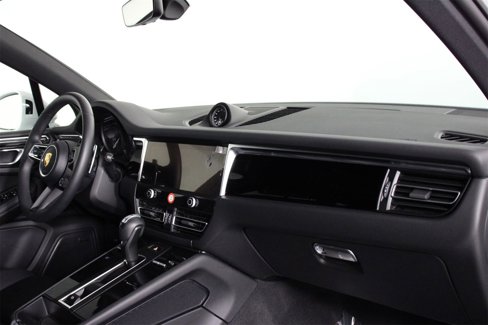 Certified 2025 Porsche Macan image 24