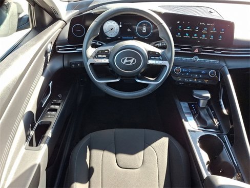 Certified 2025 Hyundai Elantra SEL image 11