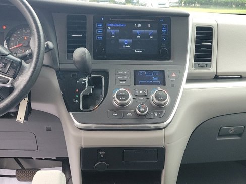 Used 2015 Toyota Sienna LE image 24