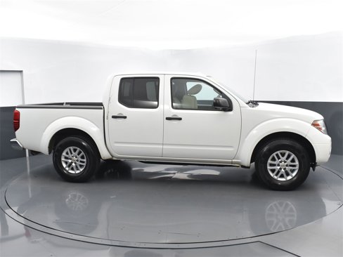 Used 2016 Nissan Frontier SV image 2