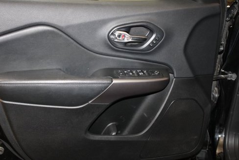 Used 2019 Jeep Cherokee Limited image 19