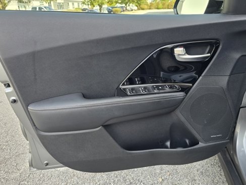 Used 2022 Kia Niro EX image 35