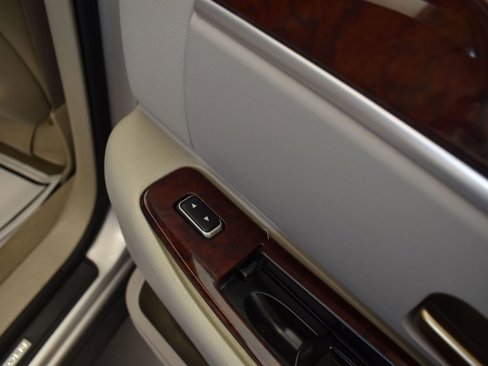 Used 2005 Lincoln Town Car Signature image 13