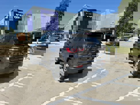 Used 2018 Jeep Compass Sport image 4