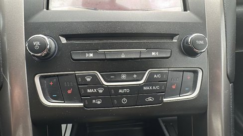 Used 2018 Ford Fusion SE w/ Fusion SE Technology Package image 29