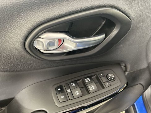 Used 2023 Jeep Cherokee Altitude Lux image 23