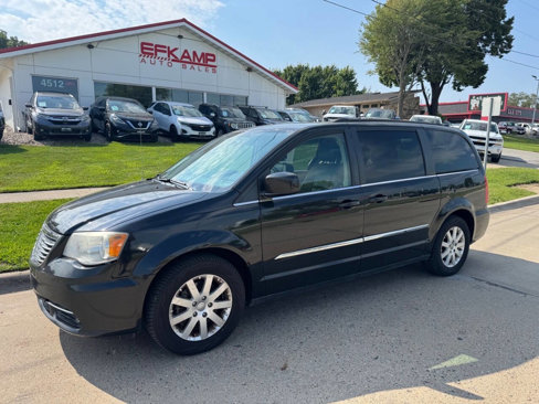 Used 2014 Chrysler Town & Country Touring image 1