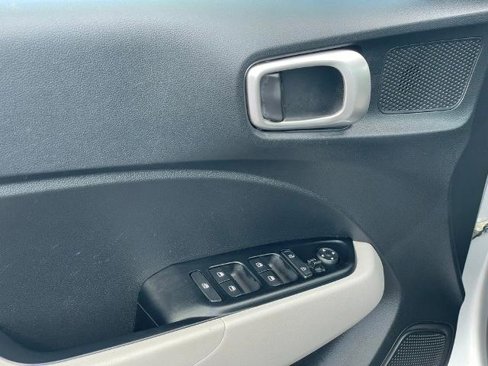 Used 2022 Hyundai Venue SEL image 9