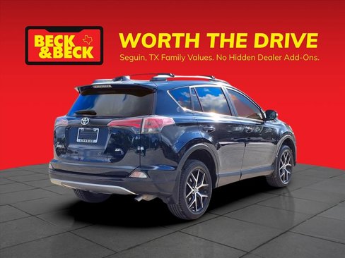 Used 2018 Toyota RAV4 SE image 3