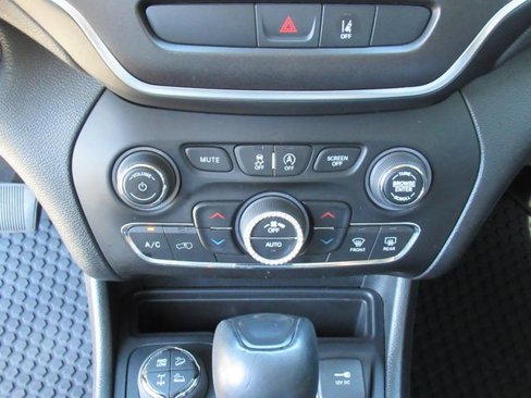 Used 2022 Jeep Cherokee Trailhawk w/ Premium Leather Package image 24