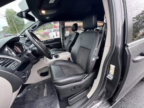 Used 2019 Dodge Grand Caravan SXT image 12
