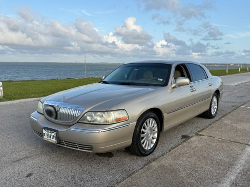 Used 2005 Lincoln Town Car Signature image 2