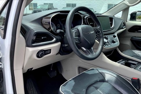 Used 2023 Chrysler Pacifica Limited image 2