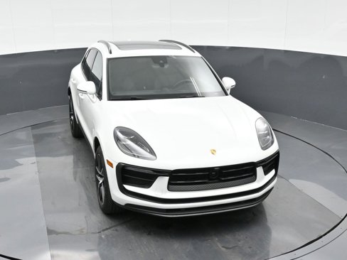 Used 2025 Porsche Macan image 32