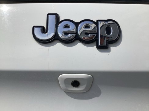 Used 2017 Jeep Cherokee Overland w/ Technology Group image 10