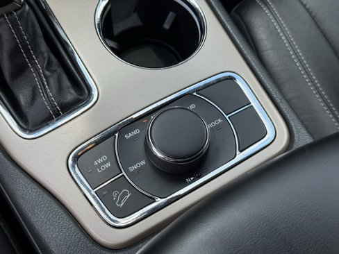Used 2017 Jeep Grand Cherokee Limited image 24