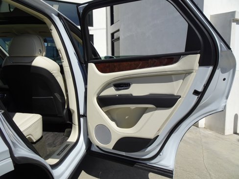 Used 2021 Bentley Bentayga image 26