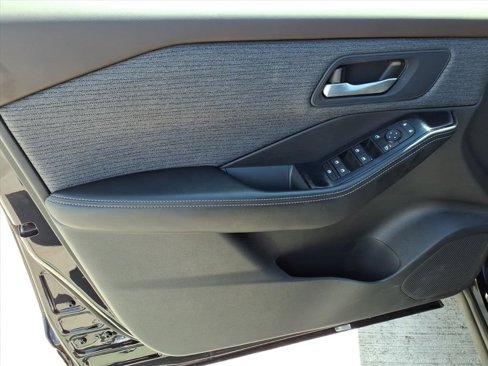 Used 2023 Nissan Rogue SV image 17