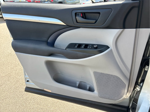 Used 2019 Toyota Highlander LE image 19