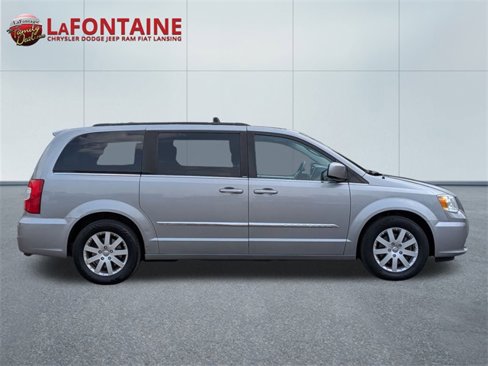 Used 2014 Chrysler Town & Country Touring image 6