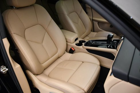 Used 2023 Porsche Macan Turbo image 50