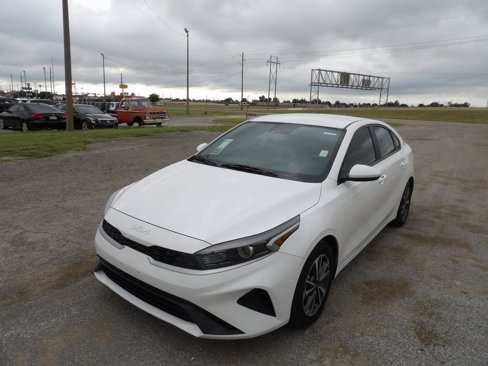 Used 2022 Kia Forte LXS image 2