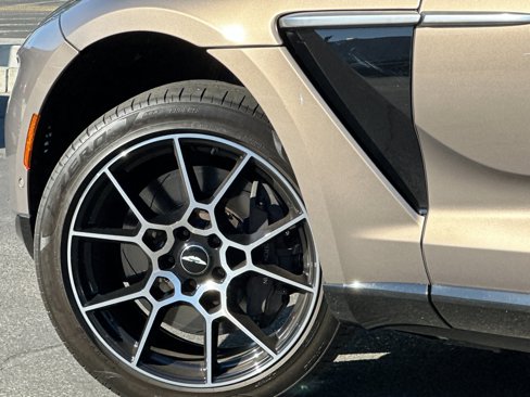 Used 2021 Aston Martin DBX image 9