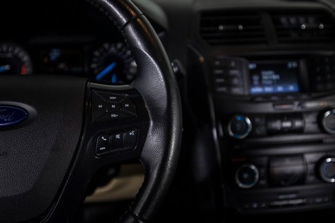 Used 2016 Ford Explorer XLT image 35